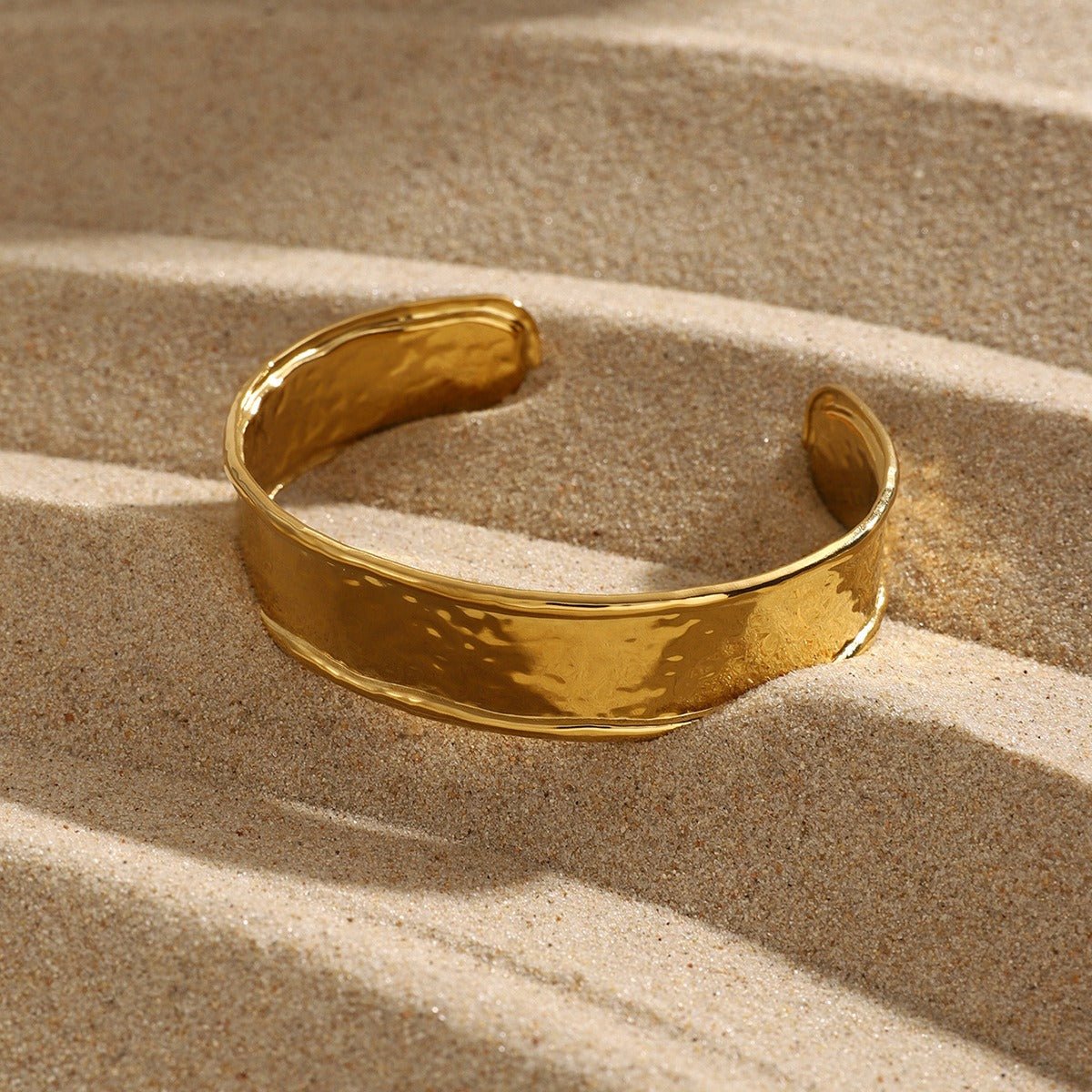 18K gold light luxury fashion wide surface with hammer pattern design bracelet - PetPoy Shop