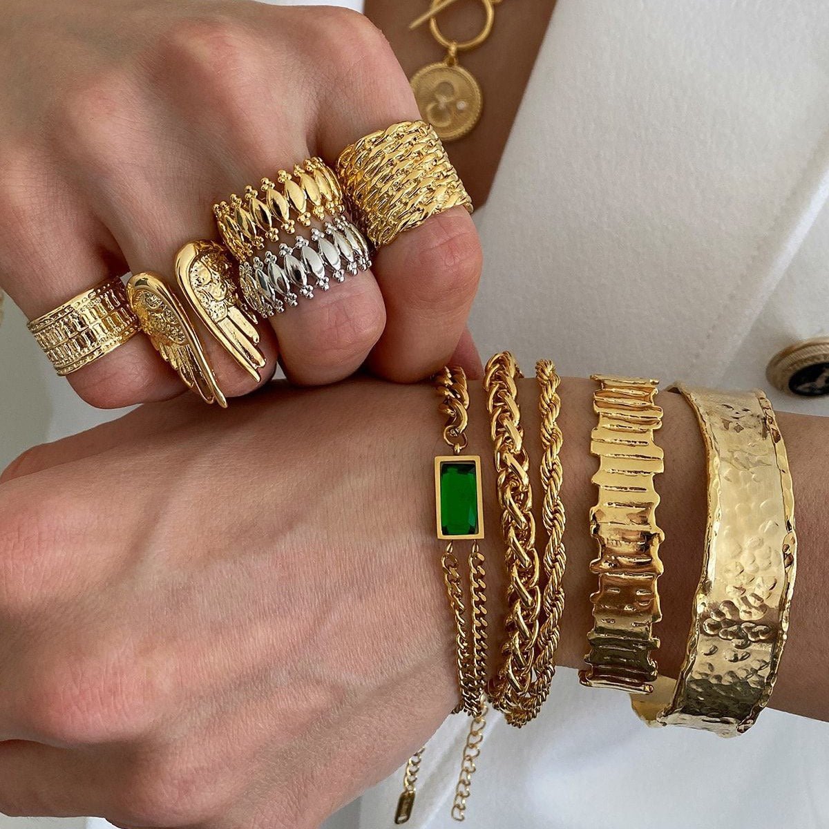 18K gold light luxury fashion wide surface with hammer pattern design bracelet - PetPoy Shop